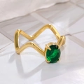 Anillo de banda ondulada dorada con una gema verde esmeralda ovalada en engaste de 4 garras - US 6 / Ovalado Ondulado Circonita Verde Dorado
