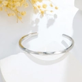 Vue détaillée du bracelet jonc argenté minimaliste avec finition métallique torsadée - Argent Femme