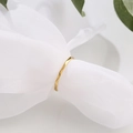 Anillo de onda minimalista en acero de titanio dorado de 1mm sobre elegante tela de malla blanca - US 5 / Dorado