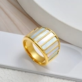 Gouden titanium stalen ring met witte parelmoer inleg in modern geometrisch ontwerp - US 7 / Goud