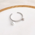 Détail de la bague ouverte argentée avec perle blanche et bille en métal poli - US 5 / Argent