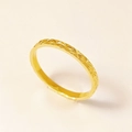 Detalle de anillo de acero de titanio dorado con textura de corte de diamante y acabado pulido - US 7 / Estilo de Corte Multifacético J300 (Dorado)