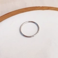 Minimalist silver ring with a small inlaid zircon for a delicate and elegant daily look - US 5 / Silver