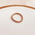Detailansicht eines roségoldenen Kettengliedrings mit poliertem Finish auf Podest - US 6 / Roségold