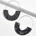 Orecchini a sospensione moderni in acetato nero con trama marmorizzata e ganci dorati - Gancio per orecchino geometrico a U (10385_6)