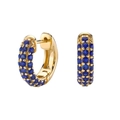 Detail von goldenen Creolen mit drei Reihen mikropavé besetzten marineblauen Zirkonia - Blau