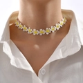 Detail van witte madeliefje borduurwerk choker kant halsketting op een model - Kleine gele bloem (XL0114_1)
