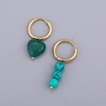Détail de boucles d'oreilles dorées asymétriques avec malachite en cœur et perles turquoise - Cœur Motif Malachite (Vert Foncé)