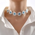 Y2K madeliefje kant choker ketting met witte geborduurde bloemen en blauwe kernen - Grote blauwe bloem (XL0114_2)