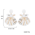 Vue détaillée des boucles d'oreilles coquillage perlé avec dimensions de 6 cm de long et 4,7 cm - Coquillage Blanc