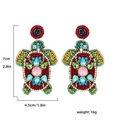 Vue détaillée de boucles d'oreilles tortue de mer faites à la main avec dimensions et perles - Tortue Colorée