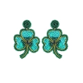 Primer plano de pendientes de trébol con lentejuelas verdes hechos a mano para San Patricio - Trébol Dos (22280_2)