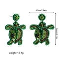 Vue détaillée de boucles d'oreilles tortue en perles vertes avec pierres scintillantes - Tortue Verte