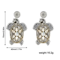 Détail de boucles d'oreilles tortue avec perles colorées et dimensions 75x45mm - Tortue Marine Argentée