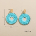 Détail de boucles d'oreilles en perles bleu clair avec clous dorés et dimensions - Rond Bleu