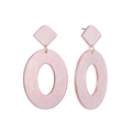 Dettaglio di orecchini in resina rosa marmorizzata con maglie in metallo dorato su sfondo bianco - Motivo marmo rosa