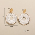 Détail de taille des boucles d'oreilles bohèmes, hauteur 5 cm et largeur 3,8 cm - Blanc Rond