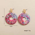 Vue détaillée des boucles d'oreilles bohèmes colorées avec dimensions de 5cm par 3,8cm - Rond Coloré