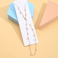 Detalle del collar de mariposa en oro de 14K con colgantes de concha y perlas blancas - Collar Estilo Océano Perla Artificial Concha (XL0304_7)