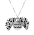 Détail du message You Are My Sunshine gravé à l'intérieur du médaillon tournesol - Argent Usé