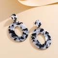 Orecchini a pendente in acrilico marmorizzato bianco e nero con design geometrico - Marmo Bianco e Nero
