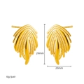 Vue détaillée de boucles d'oreilles ailes en or 18K avec textures de plumes en métal - Style Aile (22864)