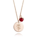 Détail du collier en or rose avec gravure d'œillet et pendentif en zircon rouge - Style de Fleur de Naissance de Janvier (B382)