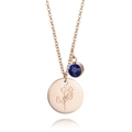 Détail du pendentif fleur gravé or rose et du zircon bleu sur collier en titane - Style de Fleur de Naissance de Septembre (B390)