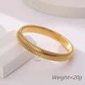 Detail van de 10mm brede gouden Tubogas-armband met gewicht en spiraalvormige metaalstructuur - Armband 10mm / Goud