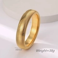 Detail van de 16mm brede goudkleurige roestvrijstalen ribbelarmband met maatinformatie - Armband 16mm / Goud