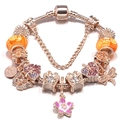 Rosegoldenes Schlangenarmband mit Kristall-Schmetterling und Fruchtanhängern auf Weiß - Roségold-Garten-Serie (008款)