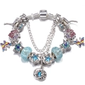 Silbernes Schlangenarmband mit blauen Glasperlen und Schmetterlingsanhängern auf Weiß - Stern-Mond-Mythos-Serie (012款)