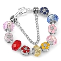Silbernes Charm-Armband mit bunten Harzperlen und floralen Emaille-Anhängern auf Schlangenkette - 21cm / Silber