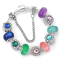 Versilbertes Schlangenarmband mit bunten Kunstharzperlen und Gänseblümchen auf weißem Hintergrund - 21cm / Silber