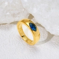 Détail macro d'une bague en acier titane doré ornée d'une pierre bleue taille marquise - US 7 / Or-Zirconia Bleu