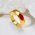 Bague minimaliste en titane plaqué or 18 carats sertie d'une pierre rouge marquise - Or-Zirconia Rouge