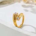 Goldener Edelstahlring mit funkelnden Zirkon-Sternen auf einer stilvollen Steinoberfläche - Einheitsgröße / Gold (C37)