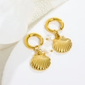 Eleganti orecchini a conchiglia dorata con perla in acciaio al titanio di alta qualità - Stile Conchiglia (C40) / Oro