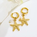 Orecchini a cerchio con stelle marine dorate e perle su sfondo in pietra bianca - Stile Stella Marina (C40) / Oro