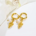 Dettaglio orecchini a cerchio dorati con ciondolo a conchiglia e perla bianca fine - Stile Conchiglia a Spirale (C40) / Oro