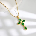 Gouden titanium kruisketting met marquise geslepen groene edelstenen op kralenketting - Groene Kruis Stijl (C200)