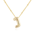 Dettaglio del ciondolo lettera J a palloncino in oro 18K con finitura lucida a specchio - Lettera J