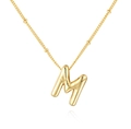 Dettaglio del ciondolo lettera M a palloncino in oro 18K con incisione a stella - Lettera M