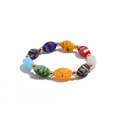 Detalle de las cuentas de vidrio de colores Y2K y espaciadores dorados en la pulsera - Estilo de Cuenta de Vidrio Pintada Ovalada (B370_7)