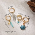 Dettaglio macro del set di orecchini boho con conchiglie e misure precise delle dimensioni - Blu