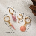 Dettaglio del set di quattro orecchini dorati con conchiglia e stella marina con misure - Rosa