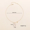 Dettaglio della collana con ciondolo floreale dorato in acciaio inossidabile con specifiche - Crisantemo