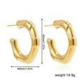 Dettaglio di orecchini a C in oro 18k da 40mm con finitura ondulata e misure incluse - Stile Texture Bambù Oro (22473_1)