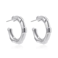 Dettaglio di orecchini a cerchio a C argento con finitura a trama segmentata tipo bambù - Stile Texture Bambù Argento (22473_2)