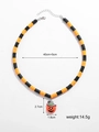 Detail der Halloween-Halskette mit Kürbis-Anhänger und orange-schwarzen Tonperlen - Polymer-Ton Kürbis W22